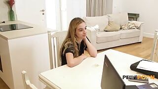Rubia universitaria nerviosa intenta un casting porno: Irina tiene 18 años y es muy nerviosa!