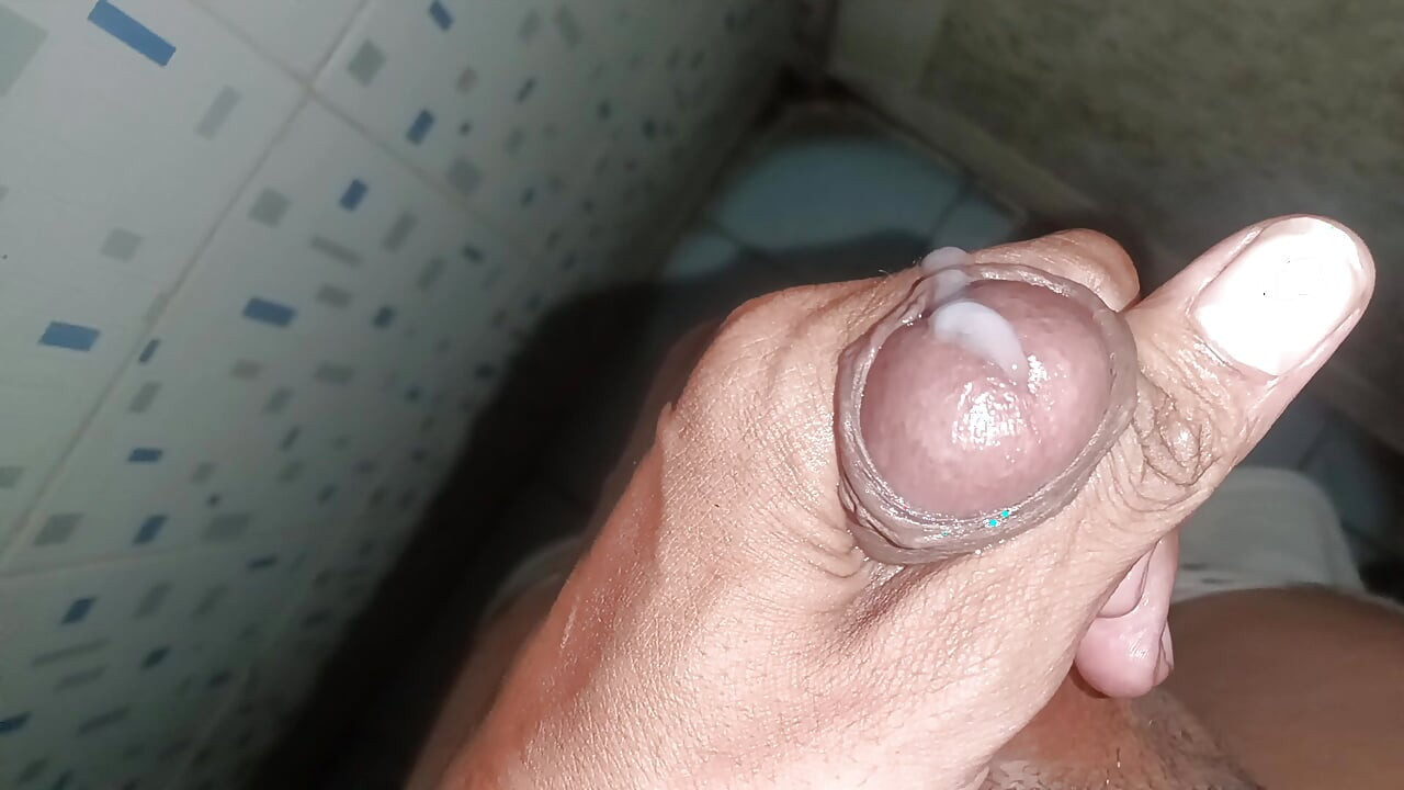 Joven masturbándose con una buena corrida