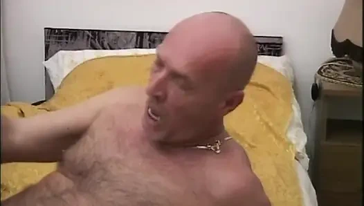 Красивую возбужденную милфу трахнули раком в задницу и камшот в рот от траха в любительском видео