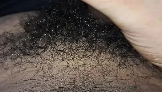Ateşli oğlan mastürbasyon yapıyor ve büyük yarağı gösteriyor