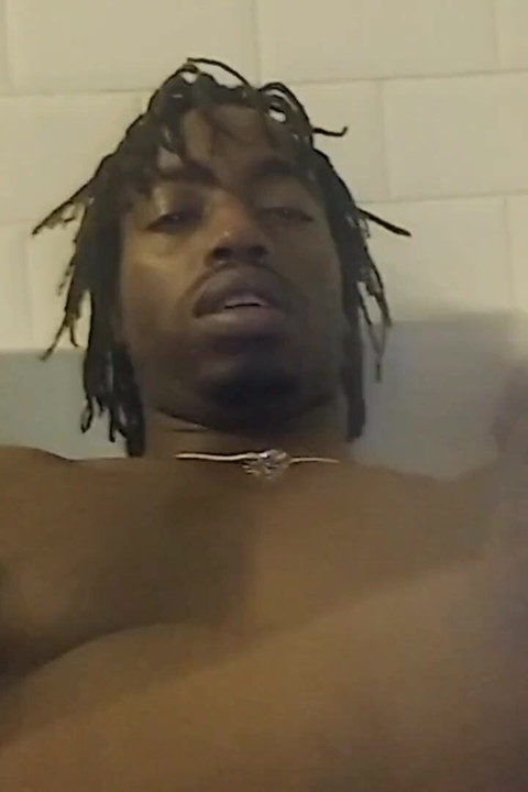 Nata4sex deitada no banho acariciando meu pau
