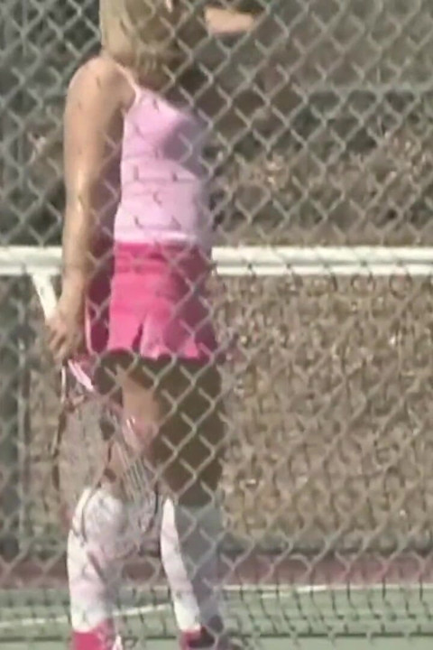 स्टॉकिंग पहनी लड़की और दोस्त को उसकी डॉगी स्टाइल में तब तक उठाएं जब तक आप सितारे नहीं देखते.