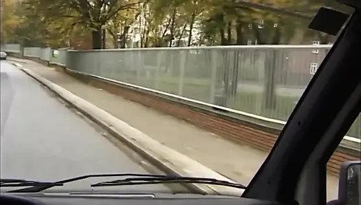 Siyah çoraplı sarışın iki adam tarafından sikiliyor
