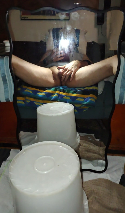 Kinky bottom popping out