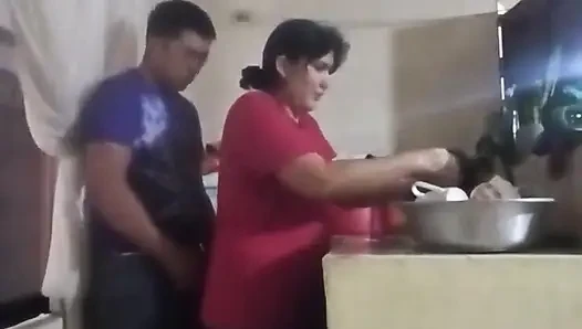 Ngentot pembantuku di dapur waktu istriku lagi di ruang tamu