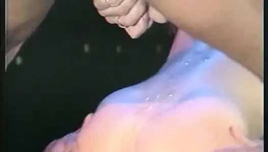 Çoraplı büyük memeli orta yaşlı seksi kadın klasik üçlü grup sekste iki yarağı birden sikiyor