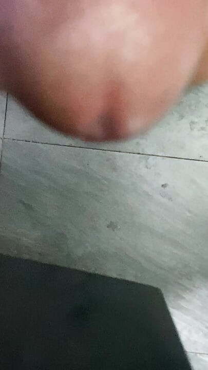 In the bathroom, there was a cock that was getting an erection, only knowing how to endure it, not having to do it
