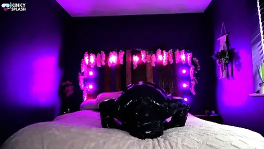 Shiny Wetsuit Succubus menyerbu tempat tidurmu untuk menguras spermamu