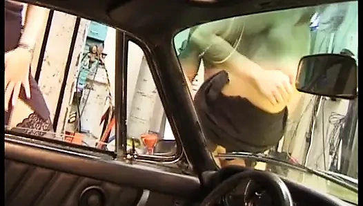 Diese dame aus deutschland wurde im auto gefickt, während ihre freundinnen zuschauen