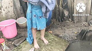Ama de casa india muestra tetas calientes - caliente y sexy