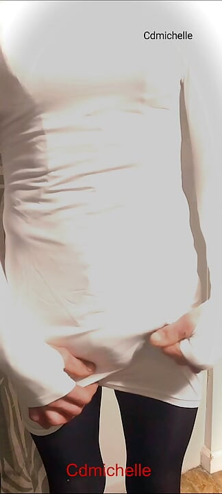 Cdmichelle u crnom bodiju oblači bijelu haljinu