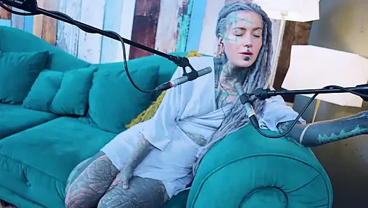 L - aşk hakkında konuşuyorum - asmr podcast sfw konuşuyor gotik sıska kız dreadlocks dövmeli model dövmeli kız