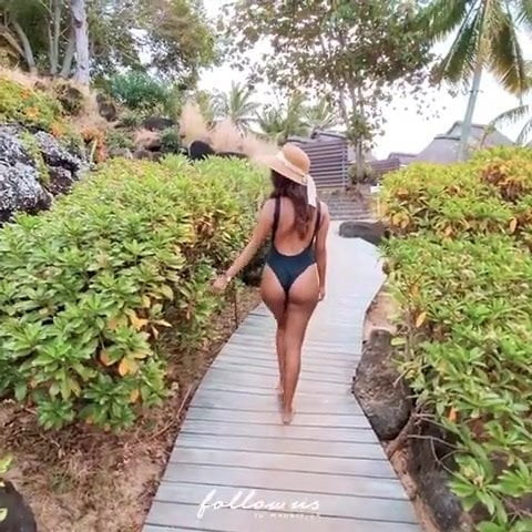 Sea soul having fun with small booty