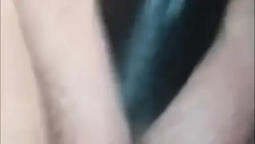 Masturbuje her dildo