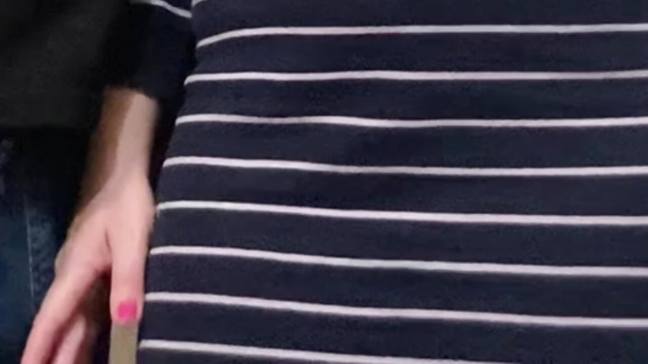 MILF tanpa seluar dalam dijolok pepek dalam pengangkutan awam