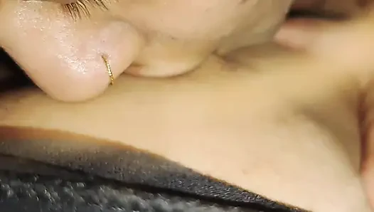 Üvey kız kardeş ve üvey erkek kardeş evde tek başına romantik öpüşüyor Hintli çift