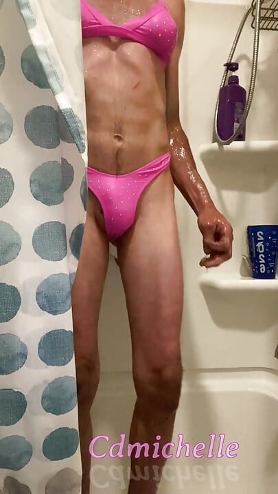 Cdmichelle tomando banho usando biquíni rosa sexy