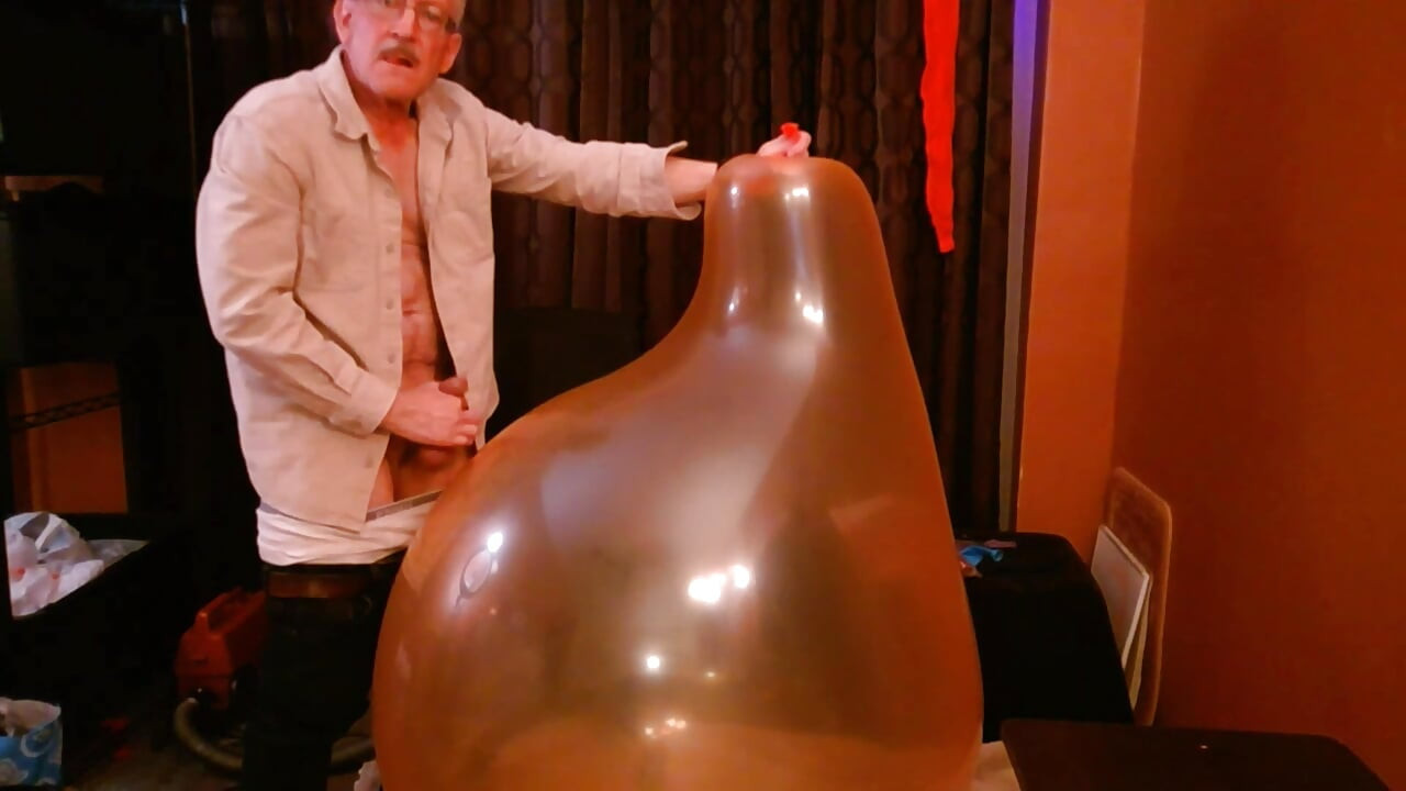 155) Giant Round Balloon Fuck by Kinky Daddy