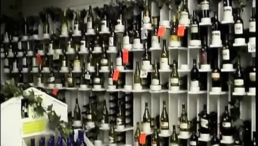 Хорошенькая суетливая блондинка трахается с большим хуем, сосет на рынке