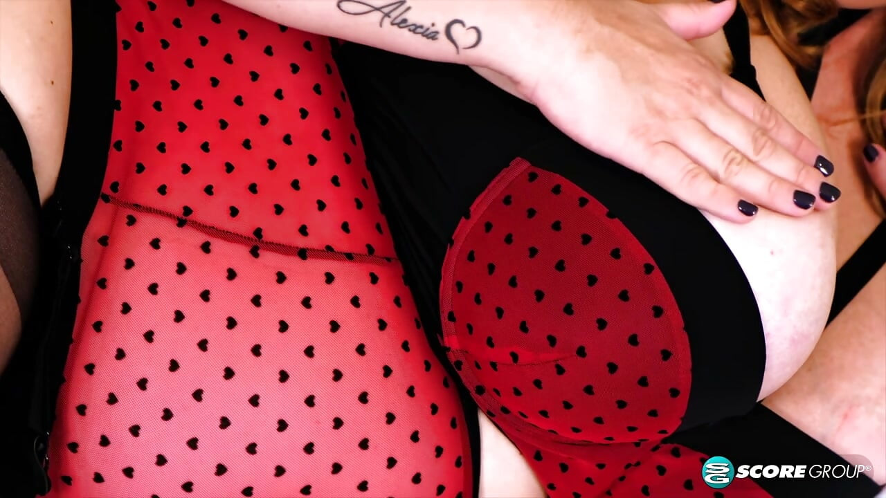 Os fascinadores triplo-g de Julia Jones