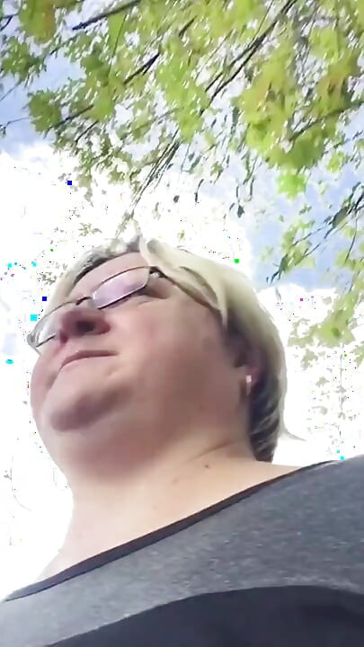 Толстушка с попкой готовится выйти на улицу с засветом на улице