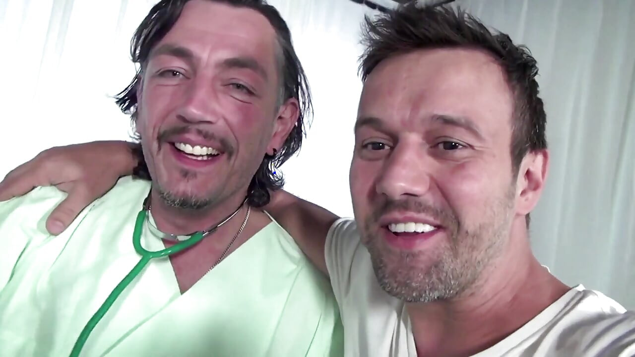 Zralý velký zadek dostane rozbitý zadek ve trojce