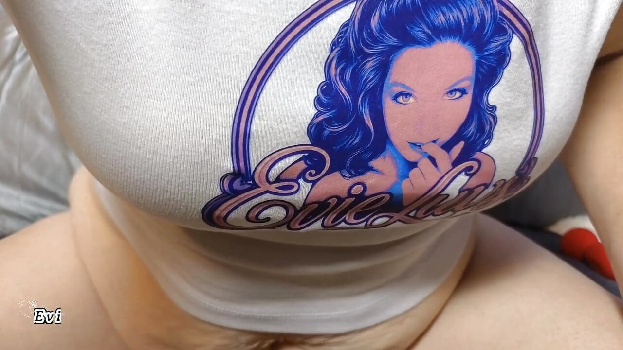 MAMĂ SEXY SE JOACĂ CU PIZDA GRASĂ