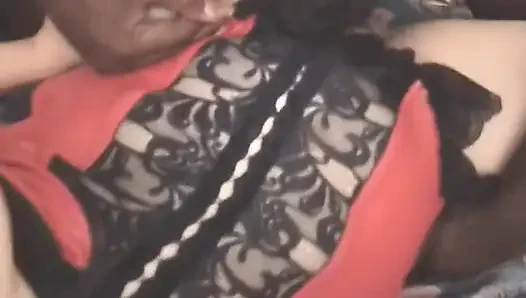 Olgun sarışın orta yaşlı seksi kadın büyük zenci yarağını yutuyor ve derine alıyor