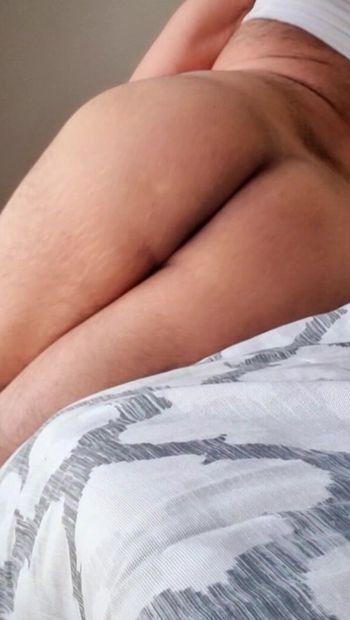 Мужик с большой возбужденной задницей действительно хотел трахнуться жестким членом на кровати без презервативов