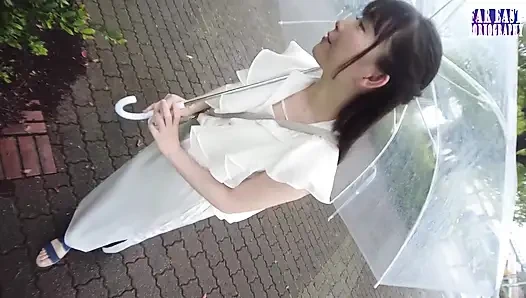 Cewek hot dengan tubuh aduhai ini pertama kali memeknya pakai strap-on tanpa henti bagian.1