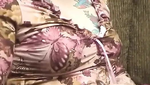Fat chick suck a glass dildo before inserting it in her pussy