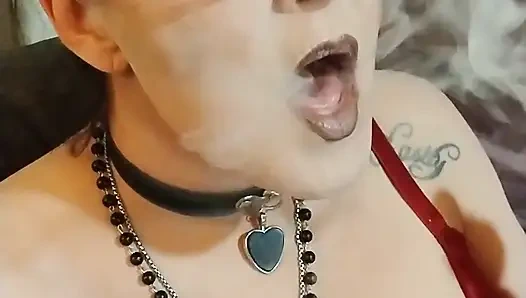 Tante seksi ini lagi asik merokok pakai bra