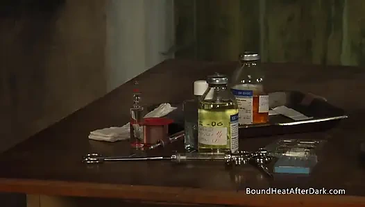 Блондинка рабыня-лесбиянка в бондаже разделась для безжалостной госпожи