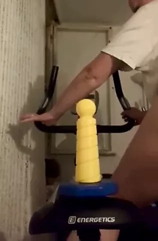 Madura com vibrador anal enquanto anda de bicicleta
