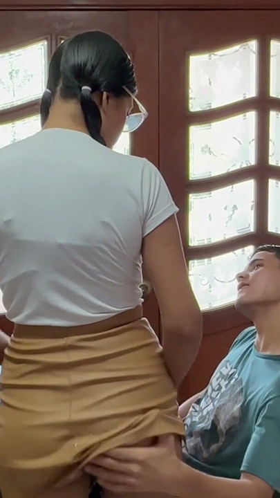 La tutora de clase seduce al chico mientras hace los deberes y le pide una follada grande y rica por hacerlos. | Clip 1