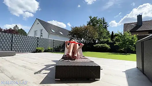 Ateşli orta yaşlı seksi kadın terasta seksi vücudunu şımartıyor ve kendini yağlıyor