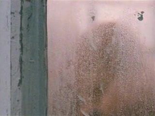 Julian Moore nagi prysznic mocno szczypie