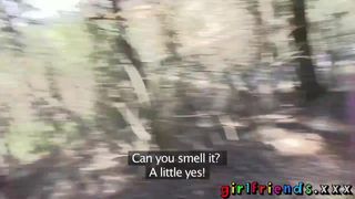 Vriendinnen eten poesje en maken een sekstape in het bos