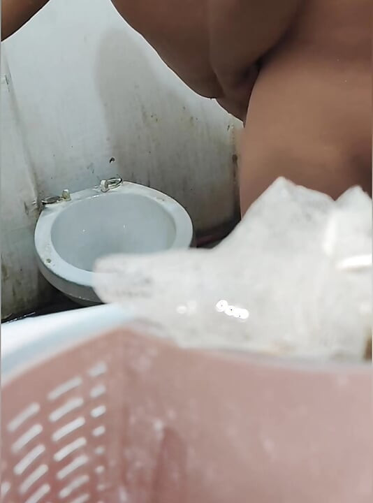 Nakikiligo nalang tirahin pa ako.