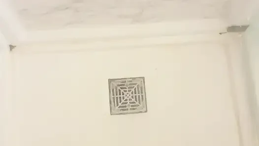 Emekli asker asker duşta yarağıyla oynuyor