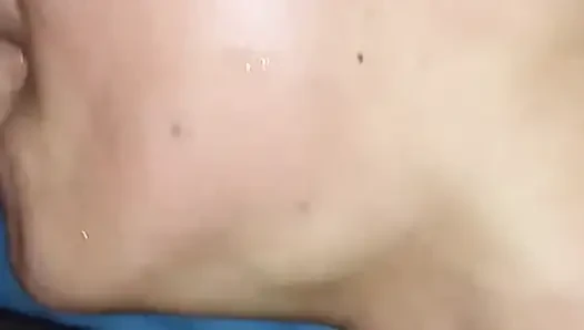 Üvey baba üvey kızına ilk kez gırtlağına kadar almayı ve işemeyi öğretiyor