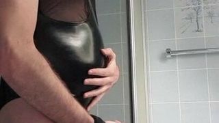 Latex klysma slaaf speelt met opblaasbare anale plug