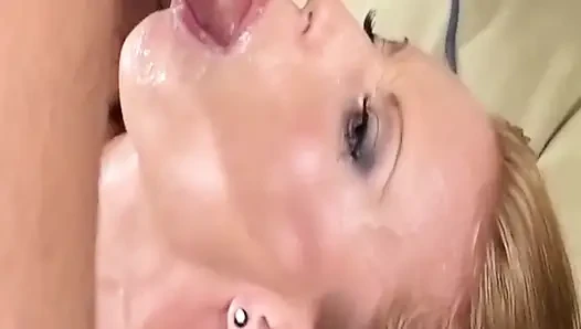 Reife brünette MILF weit von riesigem bbc gedehnt