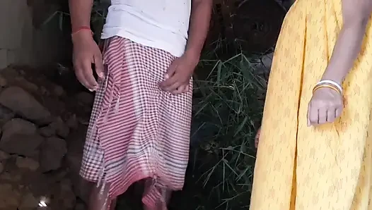 Ateşli Hintli çiftin seks elleri bağlı ve sert sikiliyor