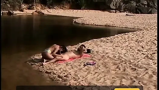 Latina-hottie nimmt schwanz in den arsch am strand
