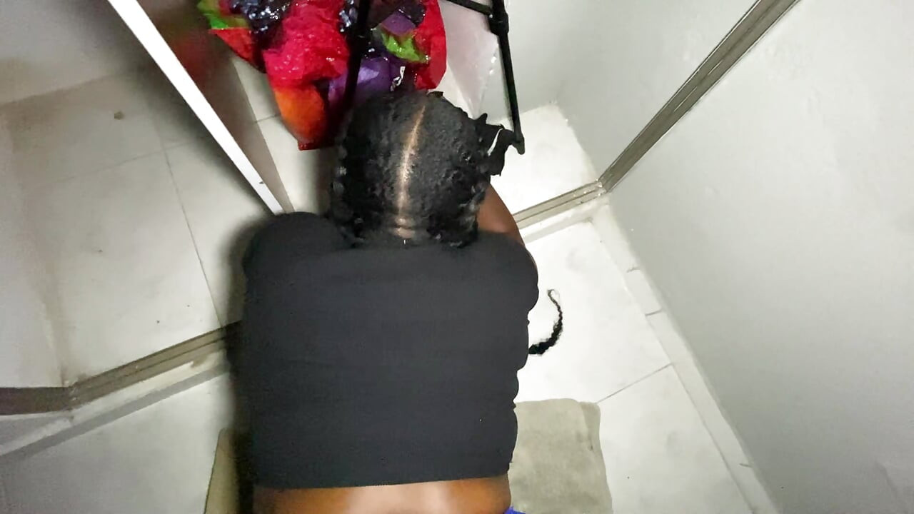 Stepfather couldn't resist the maid's pussy and came in less than a minute