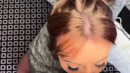 Geiles schätzchen lutscht und fickt harten schwanz, bis alle ihre titten kommen