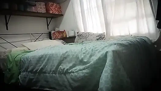 Cep telefonunu odama sakladım, çok ateşli ve onu izlemek için büyük bir götü var