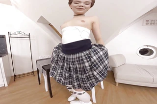 Cewek dengan rok lebar ngasih kesempatan lebar