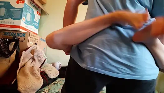 Aku ngentot pacarku pakai strap-on di balik celanaku